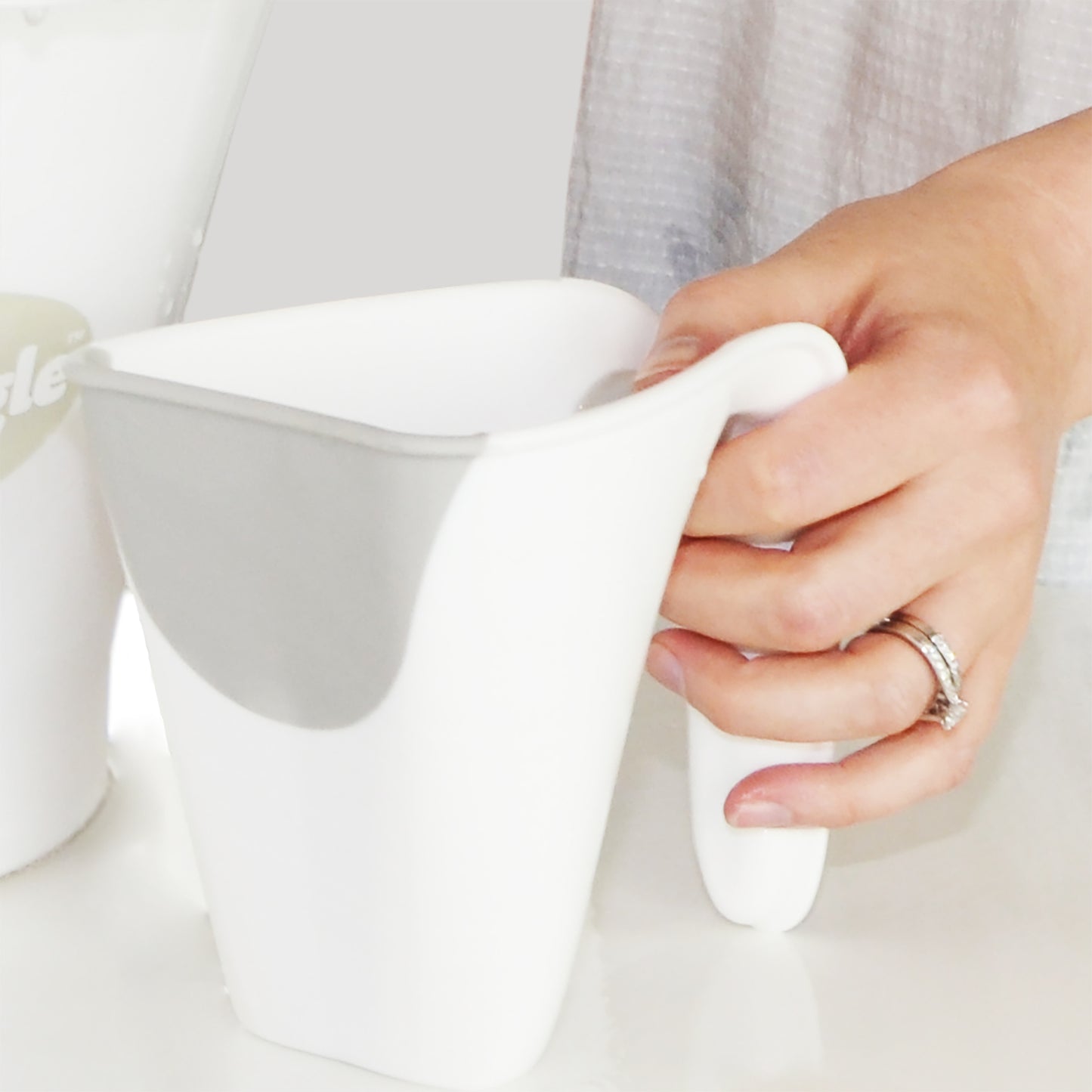 Shnuggle Bath Rinsing Jug Washy White With Grey